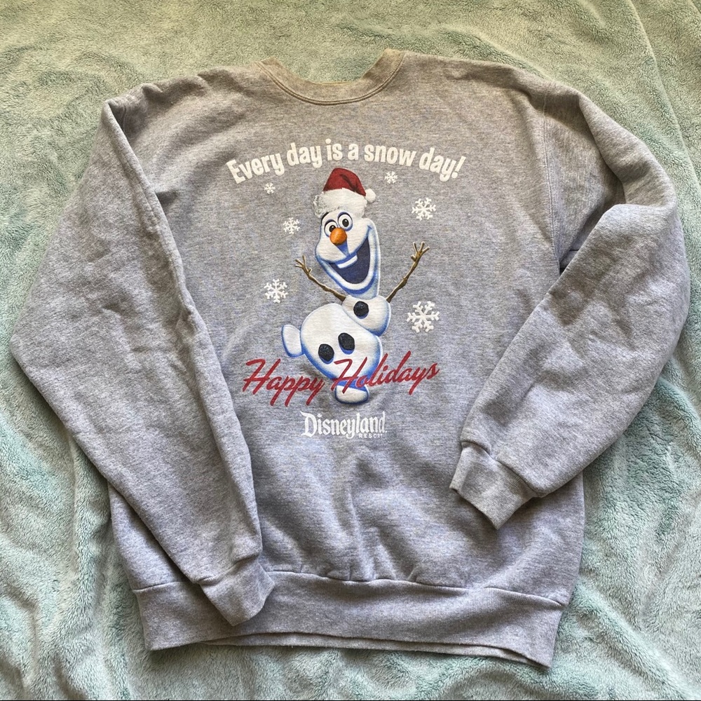 🐳 Disneyland Olaf Christmas grey crewneck